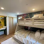 Cheerful New Modern Townhome Close To Downtown